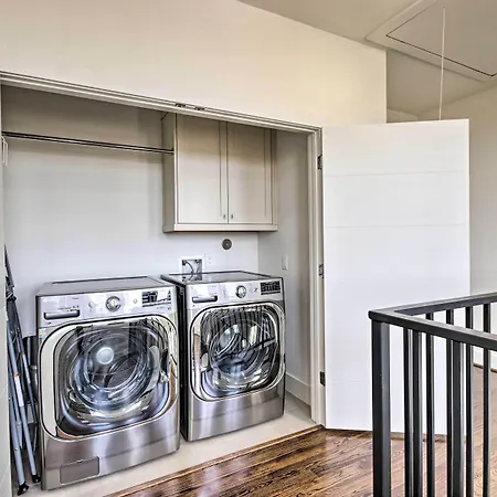 3-Story Home Near Museums, Nightlife And Downtown!-3