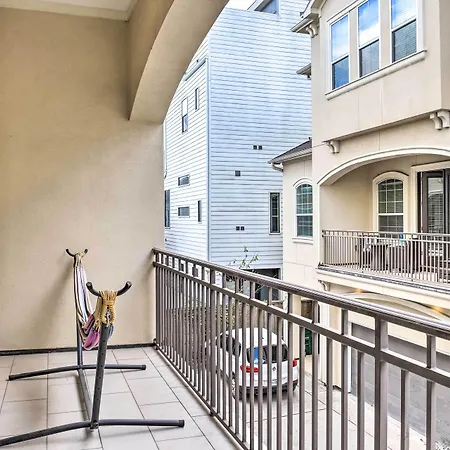 Pet-Friendly Houston Townhome, 6 Mi To Dtwn!-2
