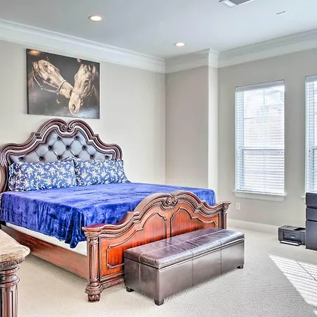 Pet-Friendly Houston Townhome, 6 Mi To Dtwn!-3