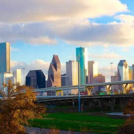 Cozy Home Near Med Center, Nrg, Galleria & Dtown-3