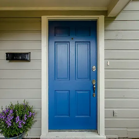 The Blue Door Bungalow - Luxury Home Downtown Houston-2