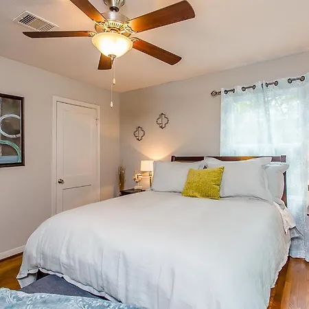 The Blue Door Bungalow - Luxury Home Downtown Houston-3