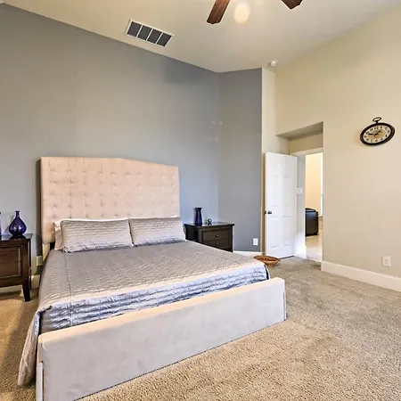Spacious Houston Getaway With Grill And Theater!-3