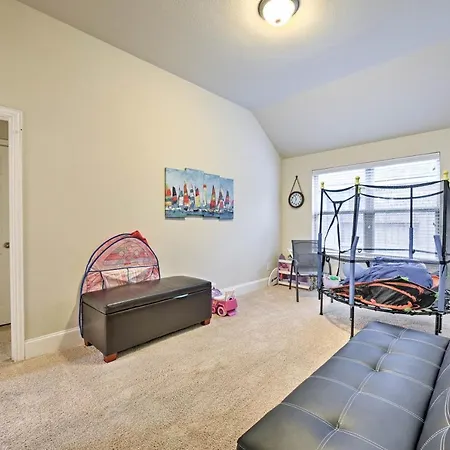 Spacious Houston Getaway With Grill And Theater!-2