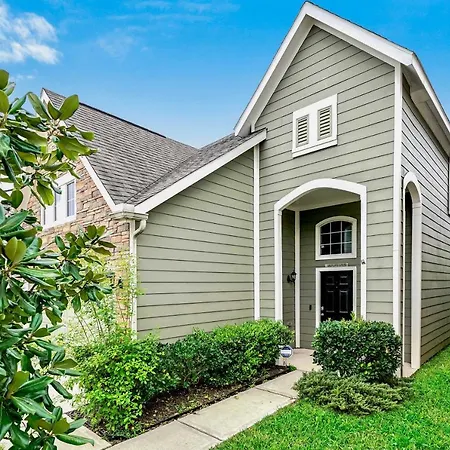 Spacious Stay At A Houston Getaway With Fireplace!-3