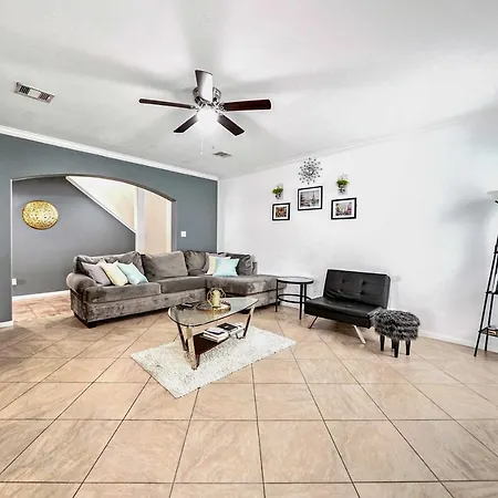 Spacious Stay At A Houston Getaway With Fireplace!-2