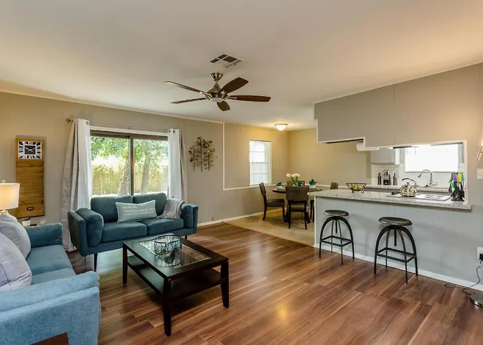 The Red Door Sunflower - Updated Home In Houston admite animales