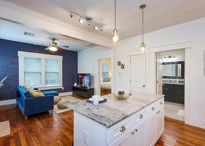 East Downtown Private Restored Historic Apartment
