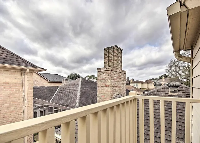 Quiet West Houston Home With Patio, Walk To Shops!