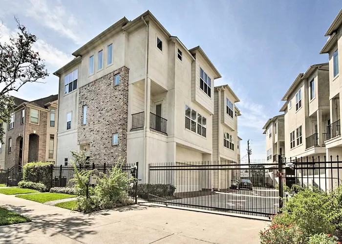 3-Story Home Near Museums, Nightlife And Downtown!
