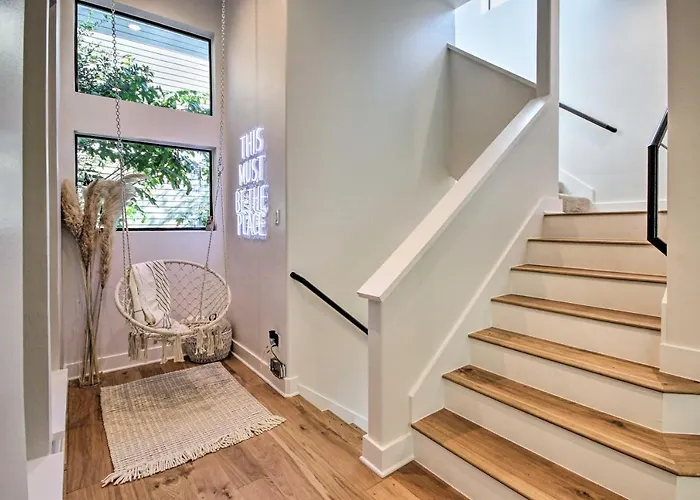 Chic Houston Townhome With Private Outdoor Lounge!