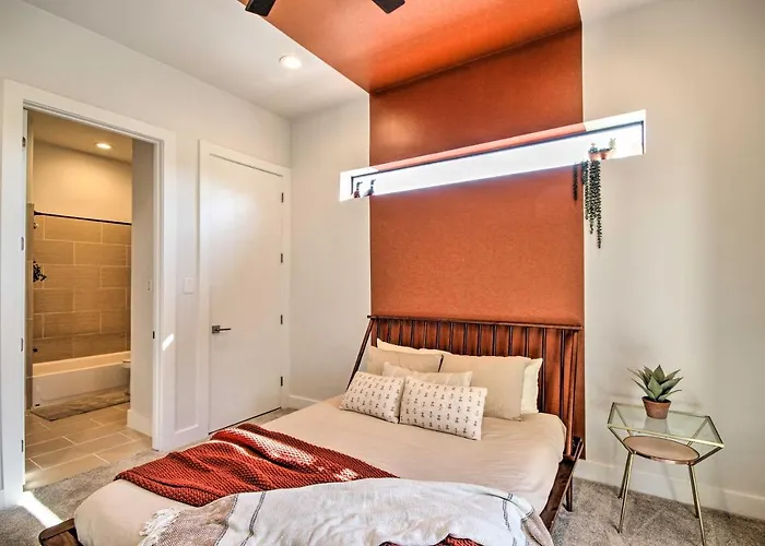 Chic Houston Townhome With Private Outdoor Lounge!