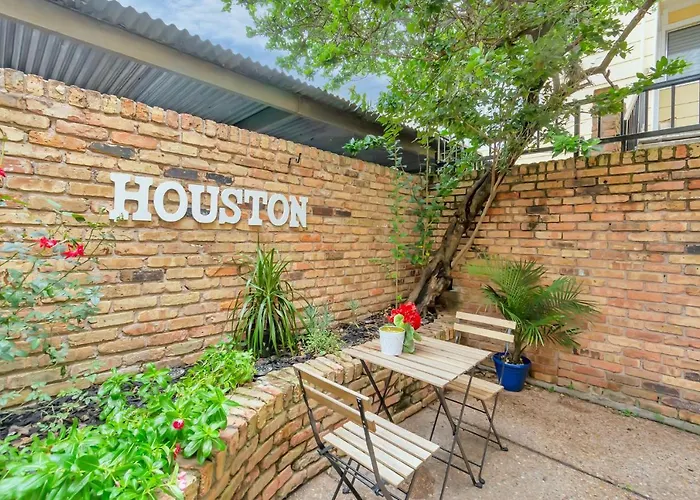 Highly Rated 2 Bedroom Condo With Private Patio & Reserved Parking