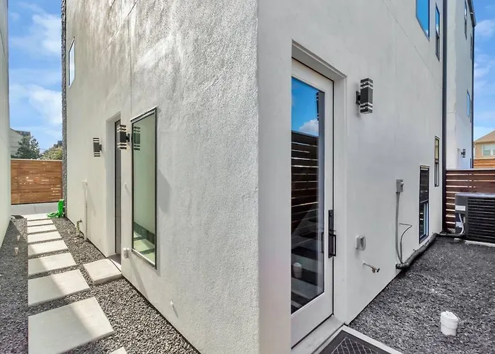 The Suite Spot! Downtown Skyline Views! Sleeps 12