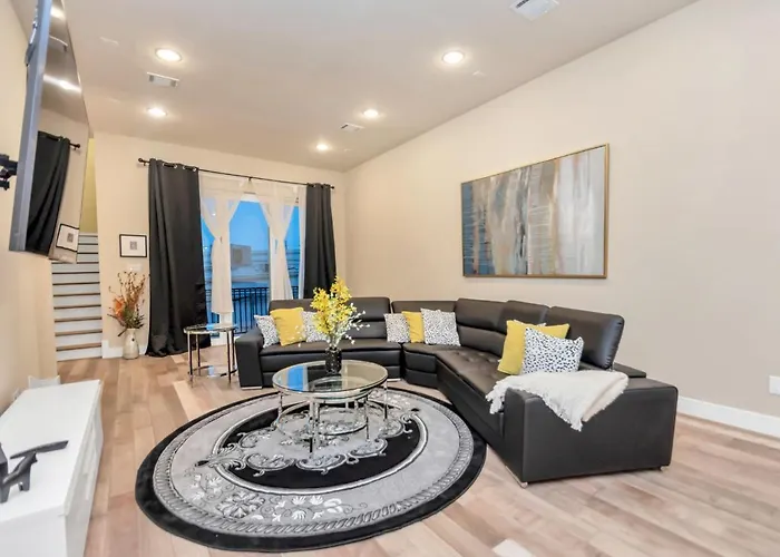 Luxurious Houston Galleria Living
