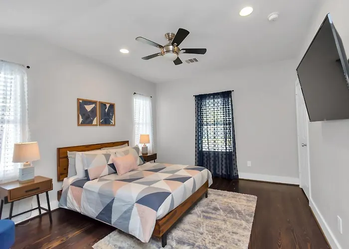 ¡Stylish Family Friendly Home With Outdoor Living Near Downtown! Houston