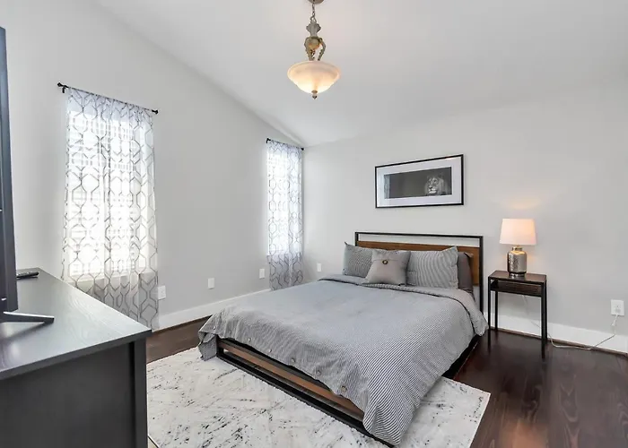 ¡Stylish Family Friendly Home With Outdoor Living Near Downtown! Houston