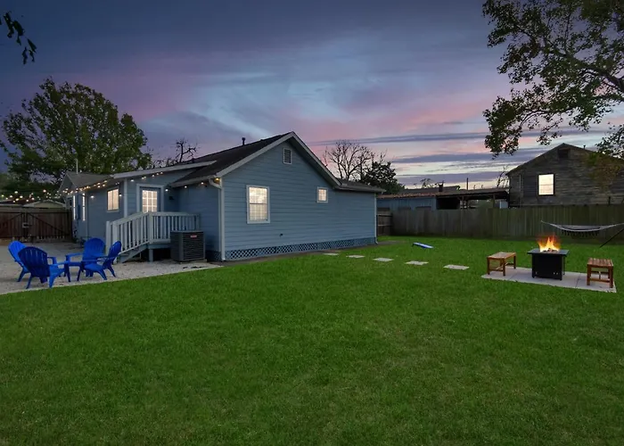 ¡Stylish Family Friendly Home With Outdoor Living Near Downtown! Houston