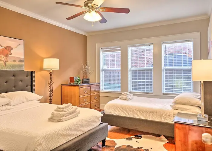 Elite Home With Fire Pit, Grill, Patio And Hot Tub! Houston