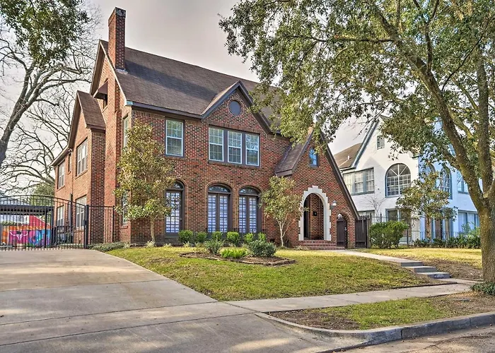 Elite Home With Fire Pit, Grill, Patio And Hot Tub! Houston