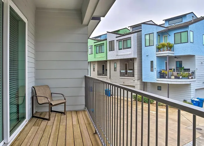 Airy Houston Townhome With Rooftop And Balcony!