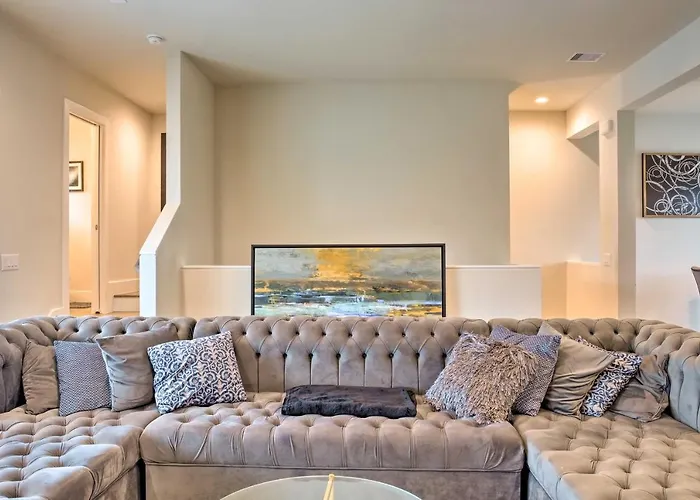 Airy Houston Townhome With Rooftop And Balcony!