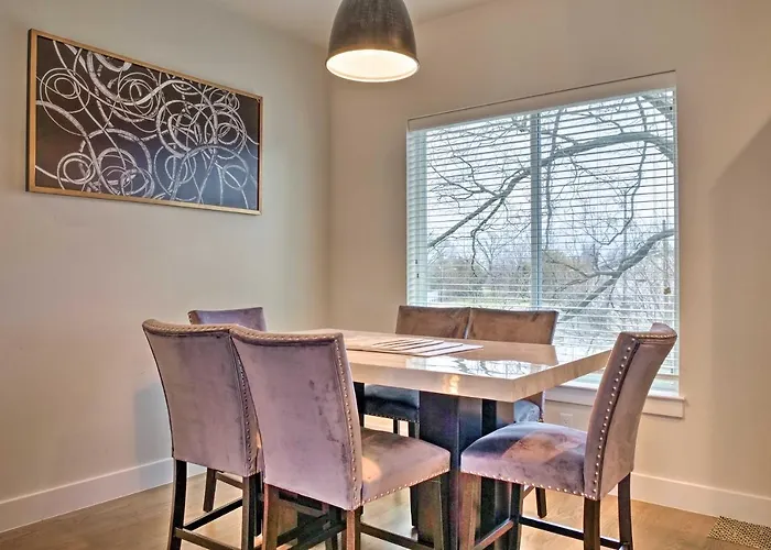 Airy Houston Townhome With Rooftop And Balcony!