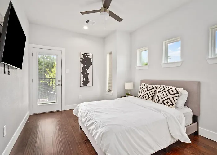 Newly Built! Modern Med Center - 3Br Executive Suite