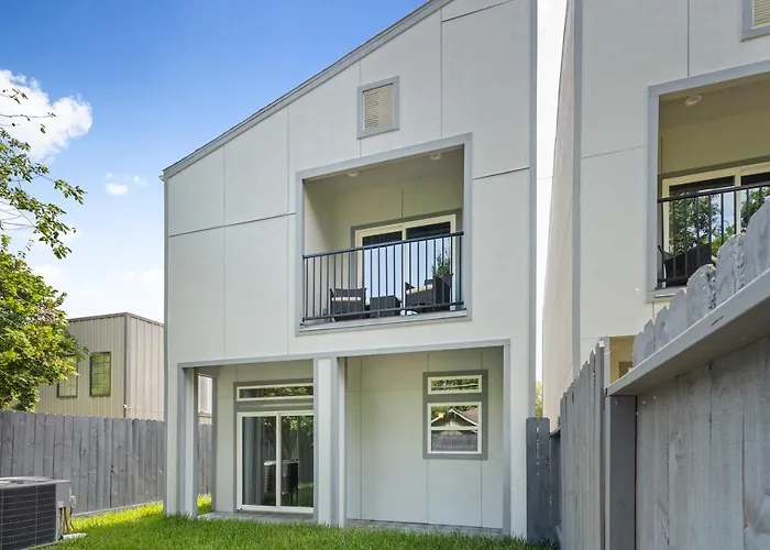Brand New! 3 Bedroom Twin House - Med Center