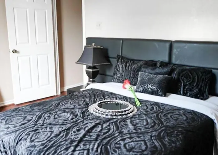Sleek Art House Oasis With Jacuzzi, Large Mirrors - Prime Location