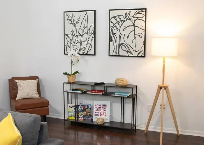 All You Need 2 Bed 1 Bath! Fam And Pet Friendly, Wd, 2 Free Parking Spots! Apartment Houston