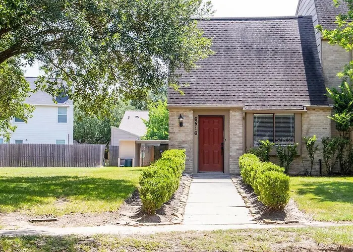 All You Need 2 Bed 1 Bath! Fam And Pet Friendly, Wd, 2 Free Parking Spots! Apartment Houston