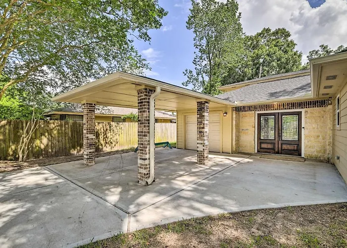 Spacious Houston Family Home With Game Room!