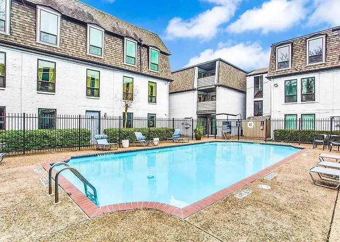 Lovely 2 Bedroom + Den Apartment At Medical Center - Sleeps 8