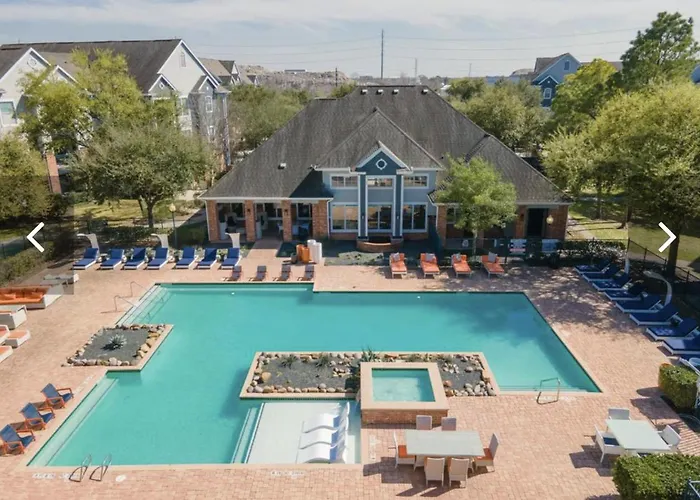 An Amazing 3 Bedroom 2 Full Bath Apartment Unit With Desk And Rental Car Available Houston