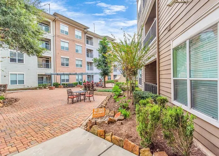 Stylish NRG Stadium Apartment: King Bed, Free Parking & Med Center Proximity