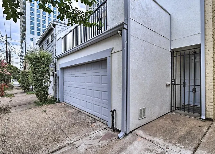 Charming Montrose Townhome With Private Pool!