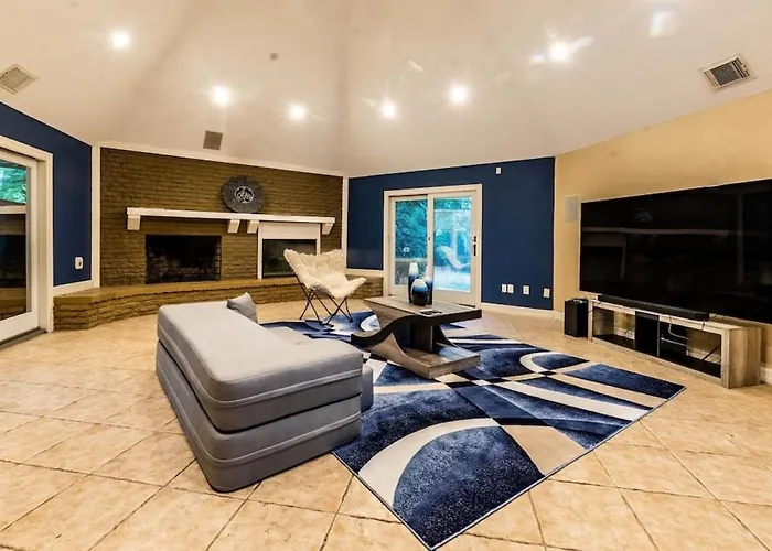 Huge 6 Bedroom With Pool, Spa, 85 Inch Tv, Game Room
