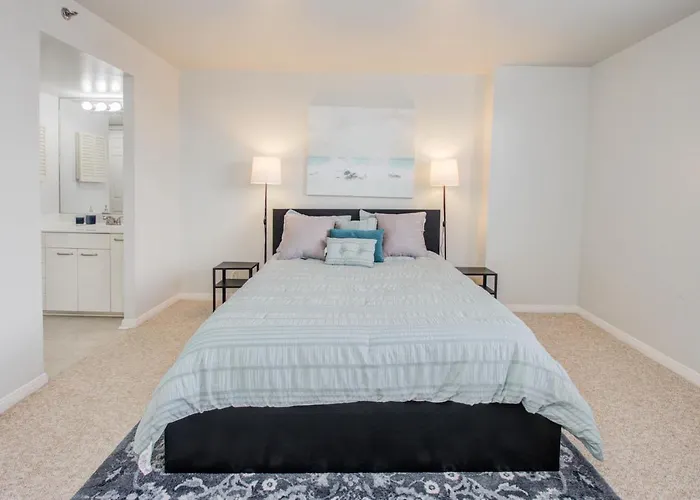 Beautiful 2 Bedroom/Bath Condo Near Galleria