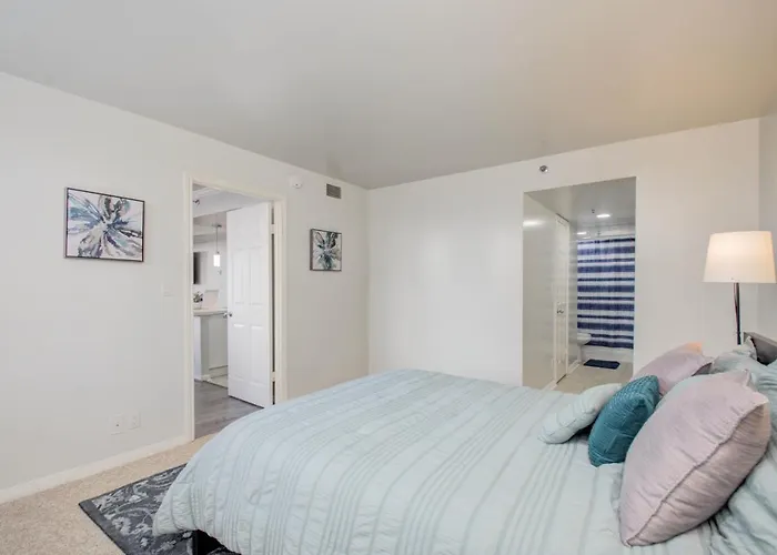 Beautiful 2 Bedroom/Bath Condo Near Galleria