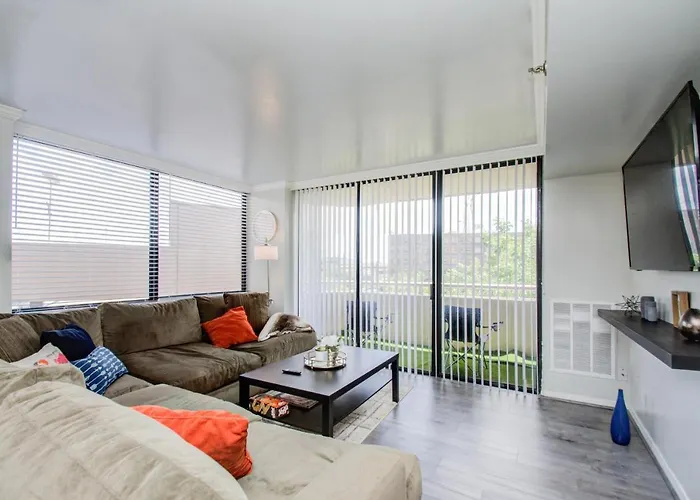 Beautiful 2 Bedroom/Bath Condo Near Galleria
