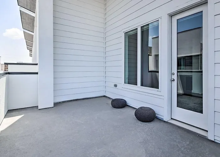 Stylish Home With Balcony Less Than 2 Mi To The Galleria!