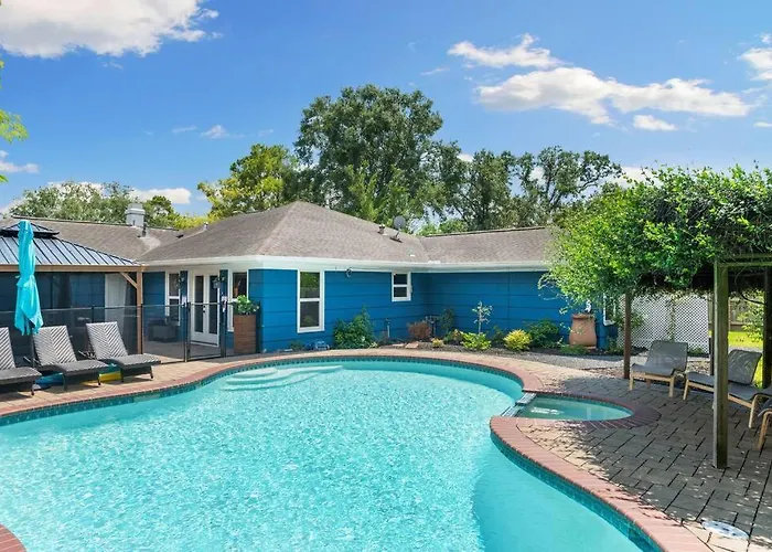 Stunning Pool And Chefs Kitchen Nrg Medcenter