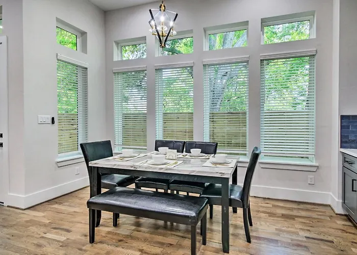 Modern Home With Yard 2 Mi To Downtown Houston!