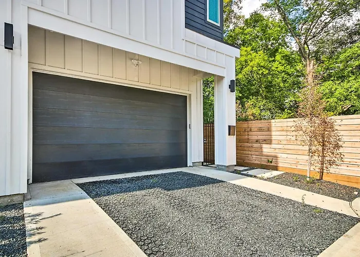 Modern Home With Yard 2 Mi To Downtown Houston!