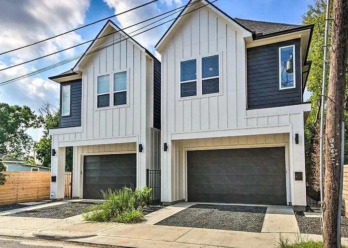 Modern Home With Yard 2 Mi To Downtown Houston!