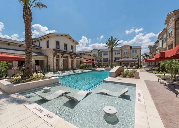 Majestic 3 Story Townhome W/ Pool/Garage/King Bed