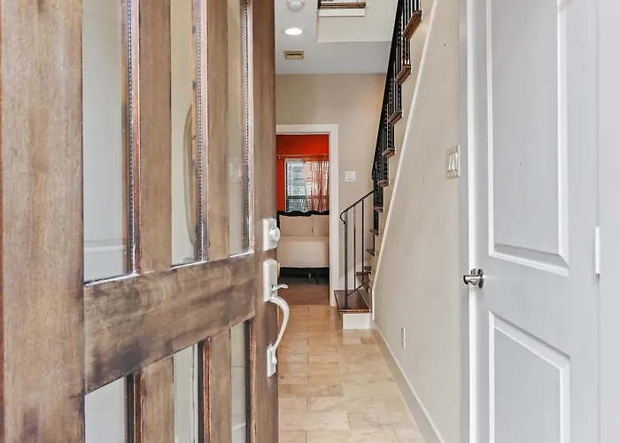 Stay In Style - Mins To Downtown - 5 Beds With Balcony