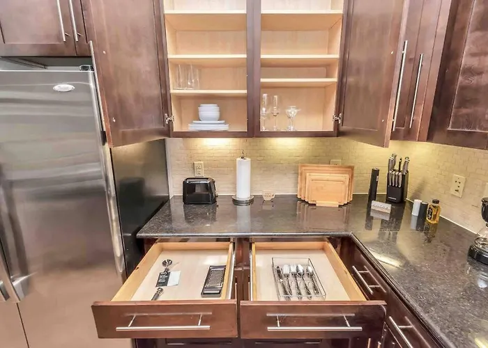 Luxury 2 Bedroom Houston Sweet With Pool In Med Center