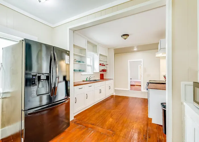 Pet friendly Houston Charmer Unit A